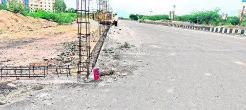 రోడ్డు ఆక్రమణకు యత్నం 