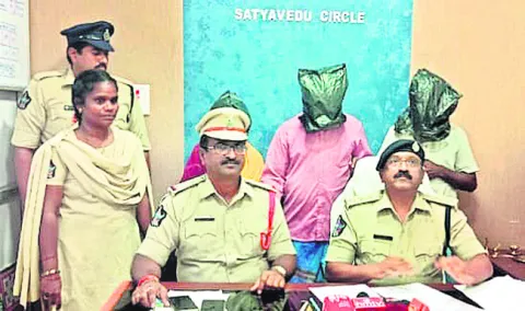 బాలుడి మృతి కేసులో ముగ్గురి అరెస్టు 