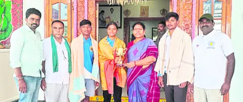 విద్యార్థులకు సన్మానం
