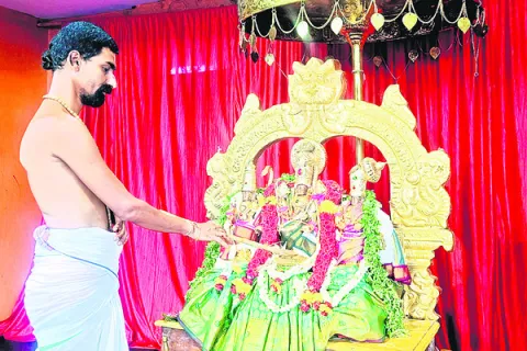 స్వర్ణకవచాలంకరణలో రామయ్య దర్శనం