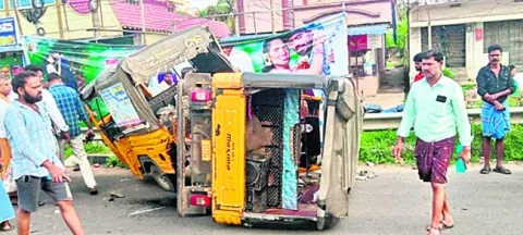 ఆటో బోల్తా: నలుగురికి గాయాలు 