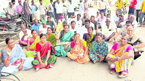 ఆగ్రహించిన అన్నదాత