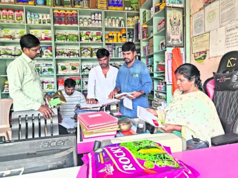 నకిలీ విత్తనాలు అమ్మితే లైసెన్సులు రద్దు