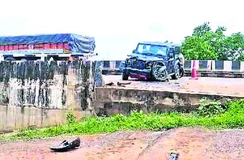 రోడ్డు ప్రమాదంలో ఇద్దరికి తీవ్ర గాయాలు 