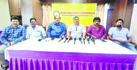 డబ్బు తీసుకొని టీమ్‌ తయారు 