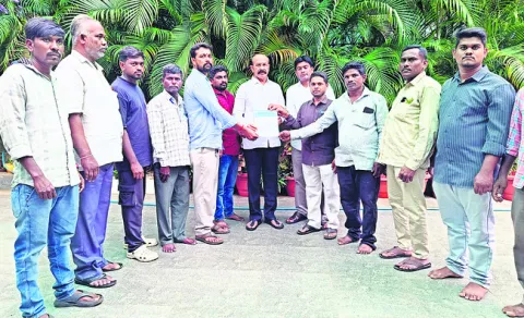 ప్రభుత్వంతో పోరాడి న్యాయం చేయండి