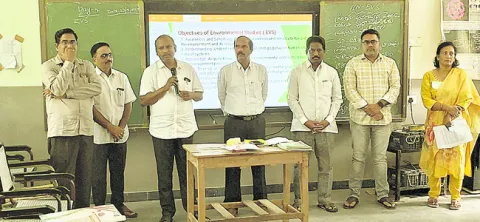 ఉపాధ్యాయ శిక్షణను పరిశీలించిన అడిషనల్‌ డైరెక్టర్‌