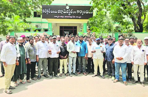 ఎండీయూ ఆపరేటర్ల ధర్నా 