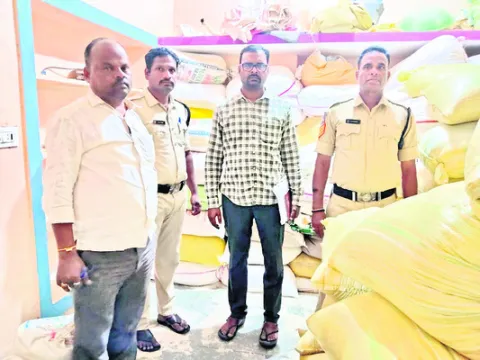 శ్రీశైలానికి  వరద ప్రవాహం 
