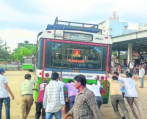  ● కదలని బండి... తోయాల్సిందేనండి.. 