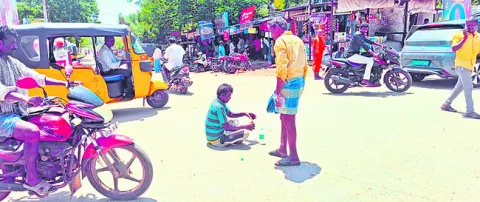 నడి రోడ్డుపై మందుబాబు హల్‌చల్‌ 