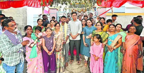 ఆశీర్వచనాలు.. పరామర్శలు