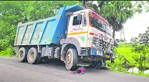 లారీ ఢీకొని బాలుడి మృతి 