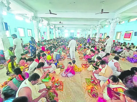రత్నగిరికి భక్తుల తాకిడి