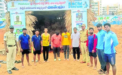 నలుగురిని కాపాడిన లైఫ్‌గార్డ్స్‌ 