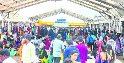 యాదగిరి క్షేత్రంలో భక్తుల సందడి