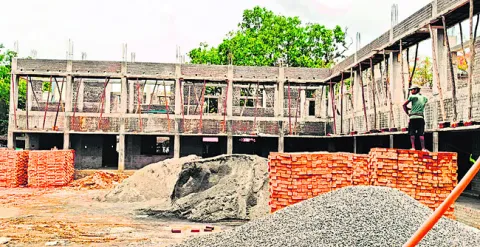 శరవేగంగా పాఠశాల భవనాల నిర్మాణం 