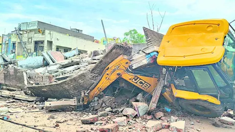 పాతభవనం కూల్చివేత 