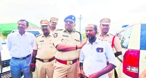 చిన్నారులను రక్షించిన వ్యక్తికి రివార్డు 