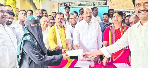 చెక్కుల పంపిణీ రసాభాస 