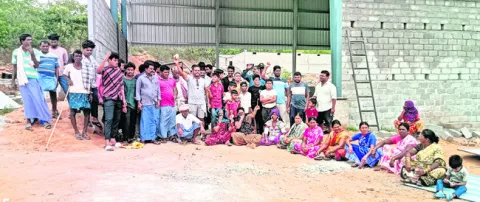 కంపెనీ పనులు నిలిపేయాలని ఆందోళన 