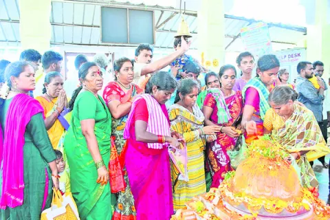 శ్రీవారికి అభిషేకం,  నిత్యకల్యాణం
