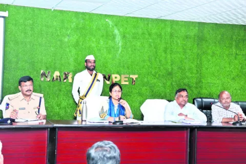 భూ సమస్యలను త్వరగా పరిష్కరించాలి 
