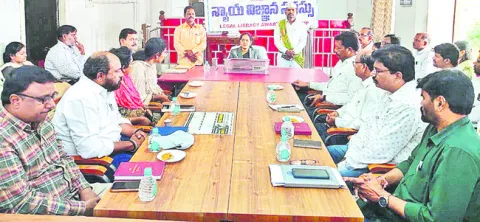 ఫిర్యాదులను వెంటనే పరిష్కరించాలి 