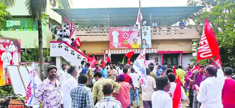 ఎక్కడ కలవాలి.. వినతి ఎవరికివ్వాలి..