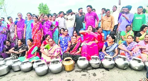 ఖాళీ బిందెలతో మహిళల రాస్తారోకో
