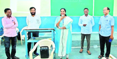 తరగతి గదుల్లో ఉపాధ్యాయులు ఫోన్‌వాడొద్దు