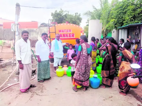 స్వచ్ఛందంగా దాహం తీర్చుతూ..