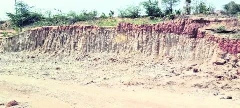 చెరువులో అక్రమంగా మట్టి తవ్వకాలు