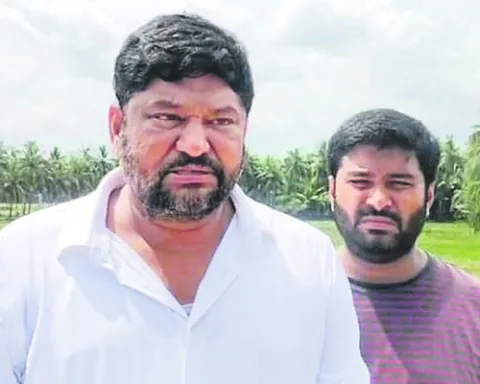 భూ ఆక్రమణకు  పాల్పడుతున్నారని ఫిర్యాదు