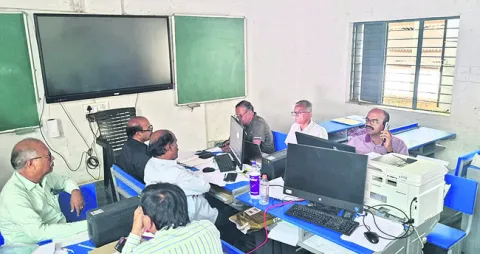 చిత్ర విచిత్రాలు.. టీచర్ల గగ్గోలు