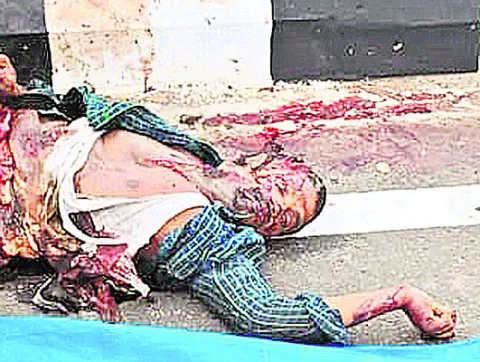 రెండు లారీలు ఢీ కొని బిహార్‌ వాసి మృతి