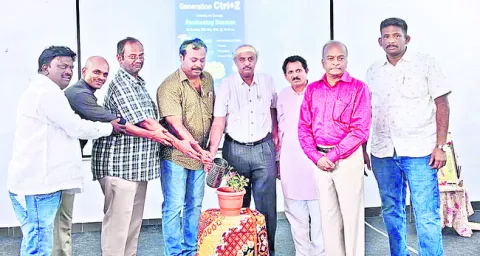 యువతకు మార్గదర్శకులుగా ఉండాలి