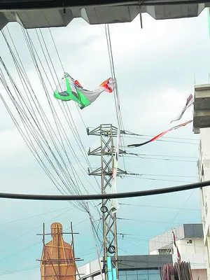 గాల్లో వేలాడుతున్న ప్రమాదం