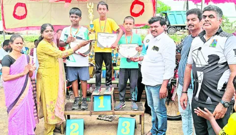 విలువిద్య విజేతలకు బహుమతులు 