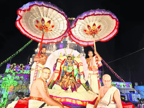 సూర్య, చంద్రప్రభలపై వేణుగోపాలుడు 
