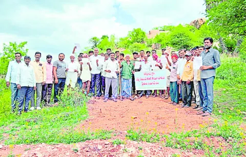 భూములు లాక్కొని పొట్టకొట్టొద్దు 