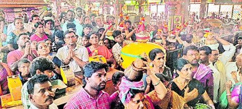 అమ్మసన్నిధి.. భక్తజన సందడి 