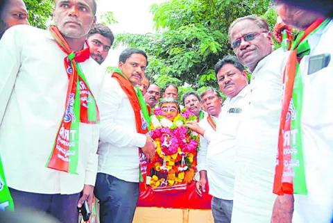 తొలి తెలుగు కవయిత్రి మొల్ల 