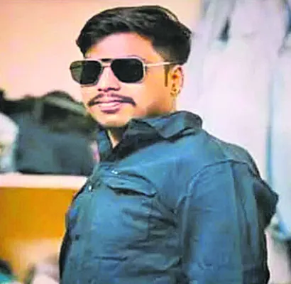పాల వ్యాన్‌ను ఢీకొన్న బైక్‌ 