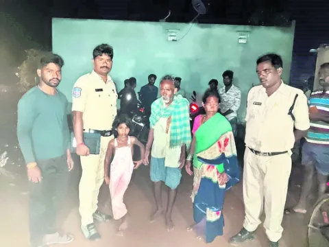 తప్పిపోయిన  బాలిక అప్పగింత 
