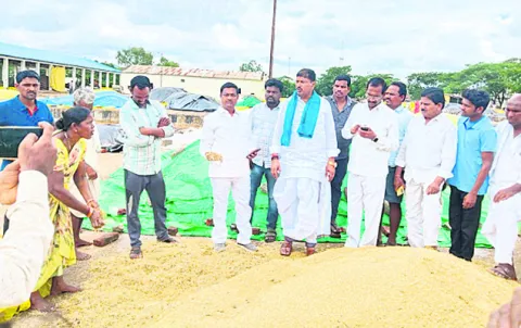 తడిసిన ధాన్యం కొంటాం 
