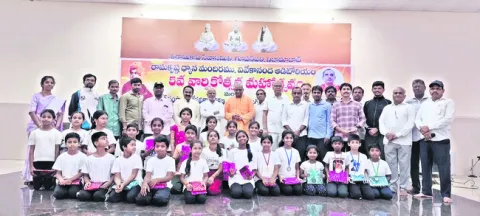 విద్యార్థులు మంచి నడవడిక అలవర్చుకోవాలి 