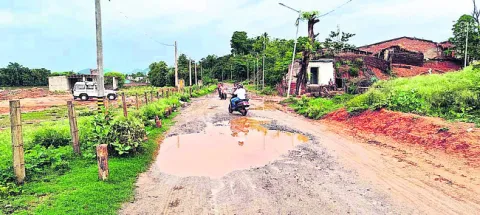 అధ్వానంగా గుడారి రోడ్డు 