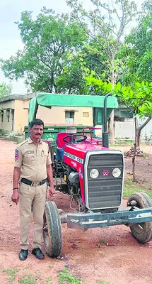 ఇసుక ట్రాక్టర్ల పట్టివేత 