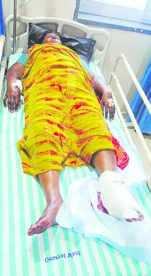బస్సు చక్రం కింద పడిన మహిళ 